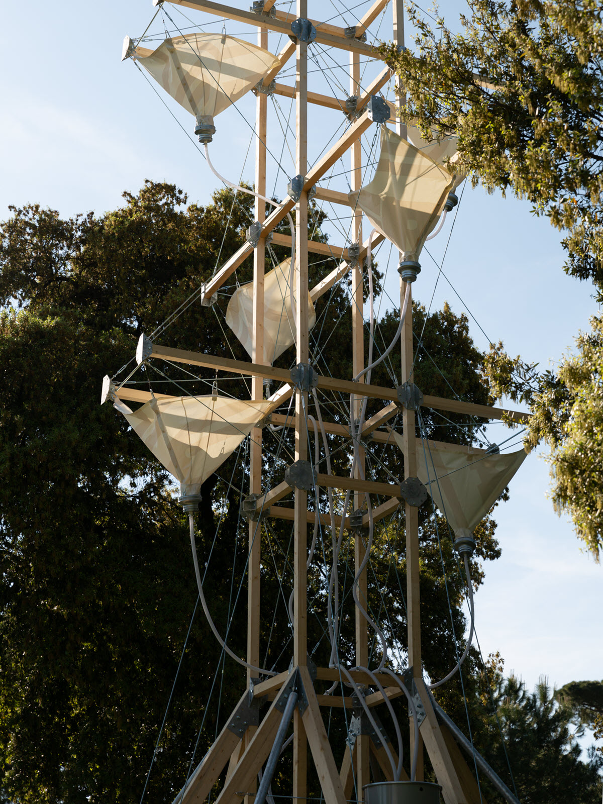 Installation zur Gewinnung und Ableitung von Regenwasser (© Victoria Tanto)
