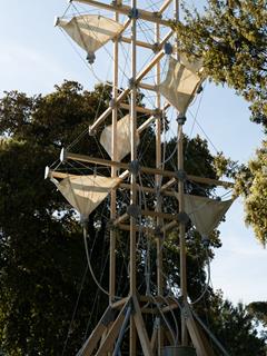 Installation zur Gewinnung und Ableitung von Regenwasser (© Victoria Tanto)