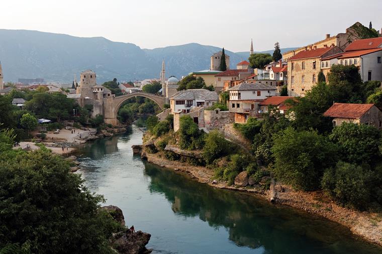 Brücke Stari most als Verbindung zwischen Religionen und Mahnmal gegen den Krieg