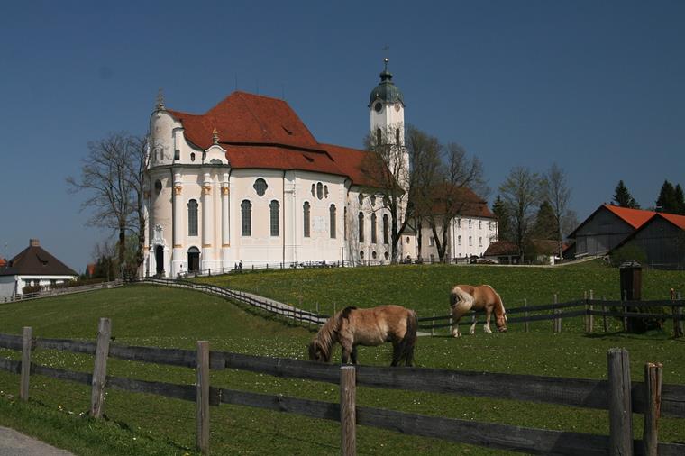Idyllisch und wunderschön: Die Wieskirche in Steingaden