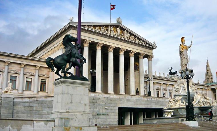 Blick auf das Parlamentsgebäude in Wien