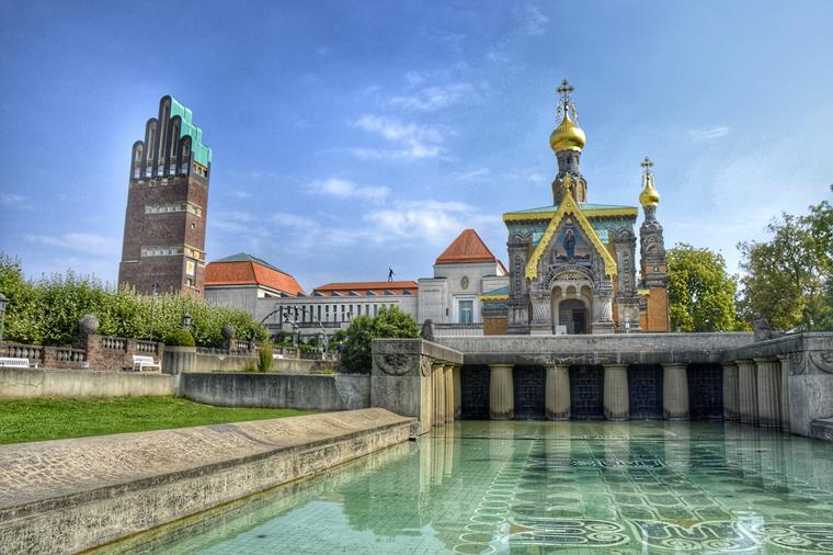 Fünffingerturm und Russische Kapelle auf der Mathildenhöhe, einem Jugendstil-Zentrum in Darmstadt, Deutschland