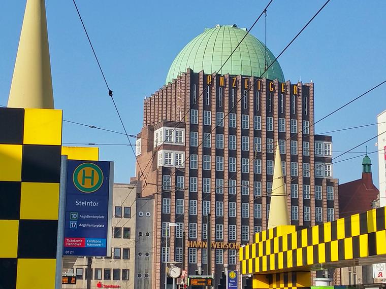 Das Anzeiger-Hochhaus ist ein Wahrzeichen von Hannover und beherbergt in seiner Kuppel das höchstgelegenste Kino Deutschlands.