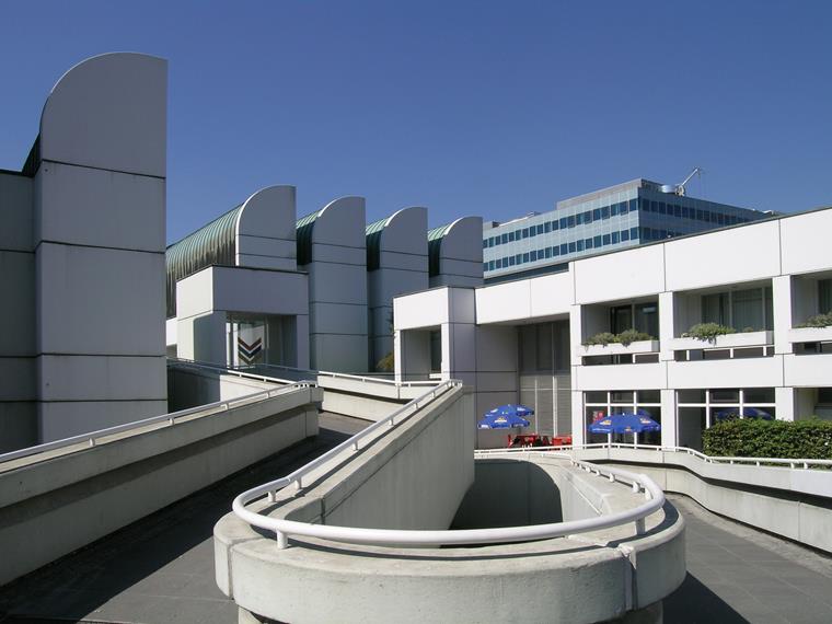 Das Bauhaus-Archiv in Berlin ist mit seinen Sheddächern eine wahre Liebeserklärung an den Bauhausstil.