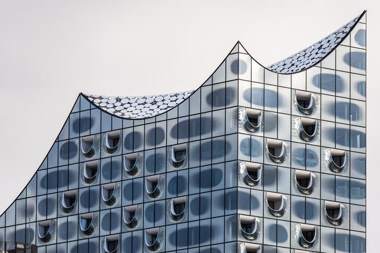 Eine ganz besondere Fassade: Lebendige Wellenmuster an der Elbphilharmonie (Hamburg, Deutschland)
