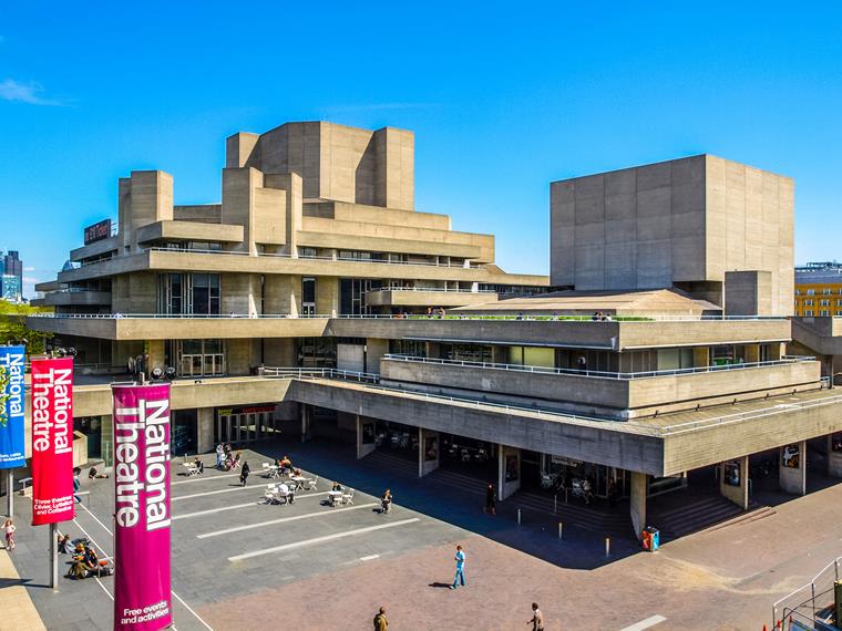 Das Royal National Theatre in London zeigt, wie monumental brutalistische Architektur wirkt.