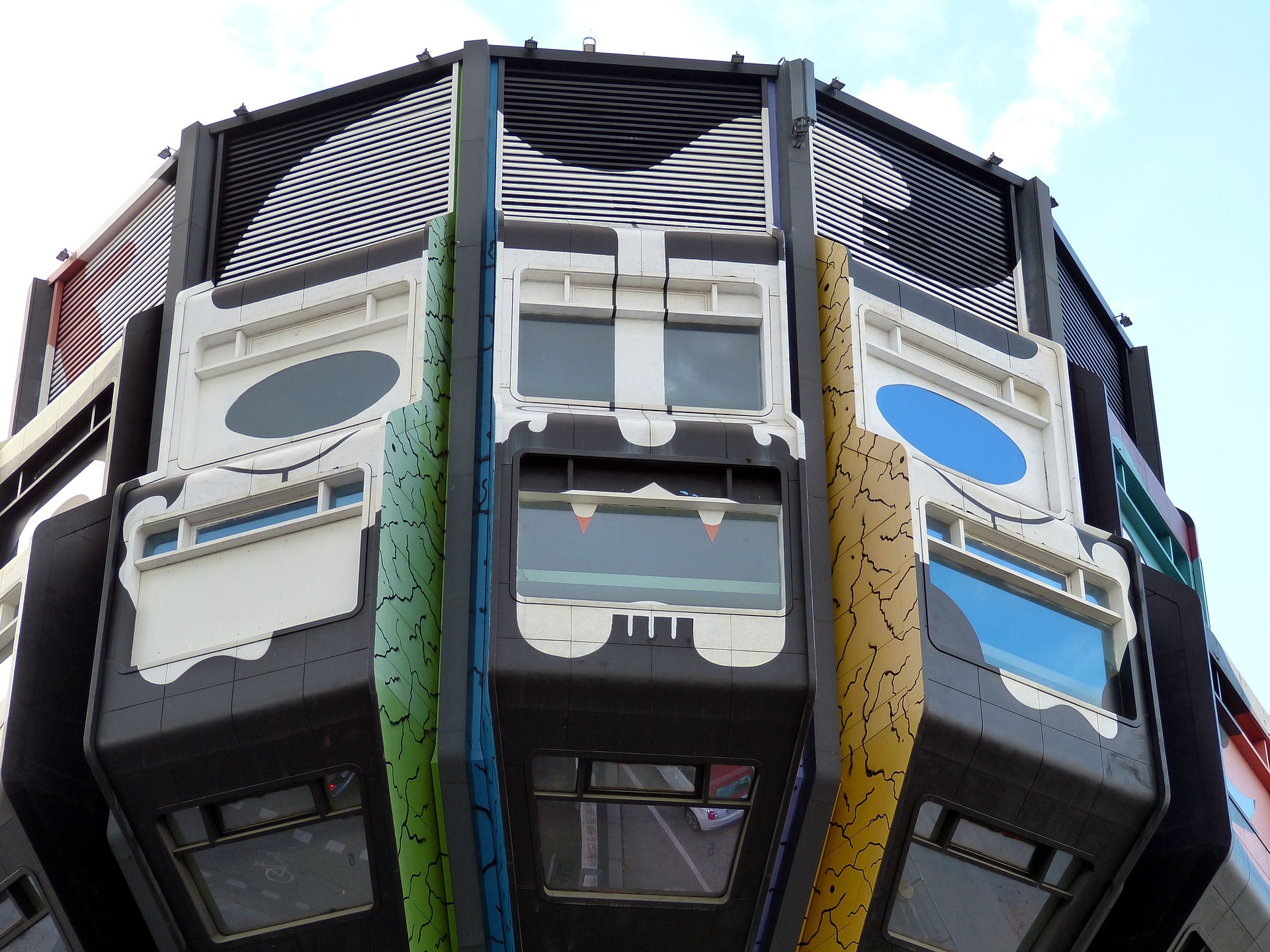 Sorgt immer wieder für Diskussionen: Der Bierpinsel in Berlin.