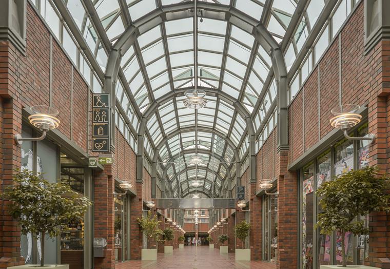 Das Hanseviertel in Hamburg bringt traditionelle Ziegelbauweise mit großen, modernen Glasflächen zusammen.