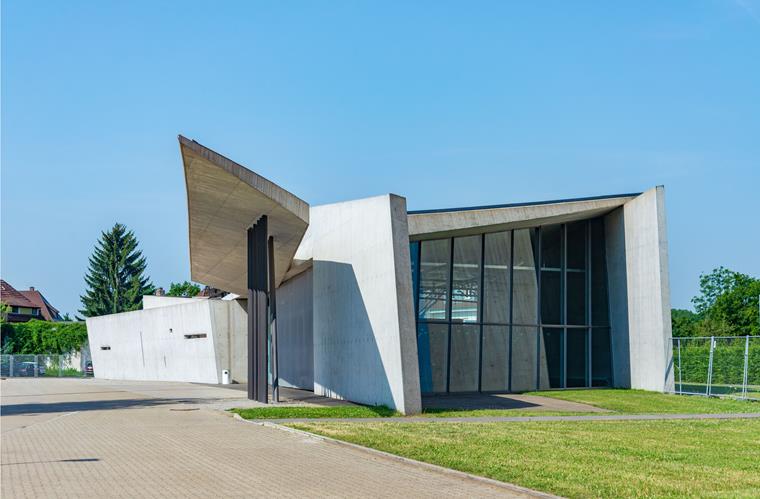 Das erste Gesamtbauwerk von Zaha Hadid und ein Meilenstein für den Dekonstruktivismus: das Feuerwehrhaus auf dem Vitra-Campus.