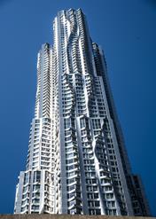 Wolkenkratzer mal anders: 8 Spruce Street (New York), entworfen von Frank Gehry im Stil des Dekonstruktivismus.