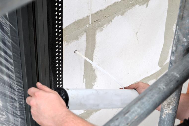 Hier sehen wir die Bohrlochreinigung auf der Baustelle mit einer Ausblaspumpe (Foto: Eckehard Scheller).