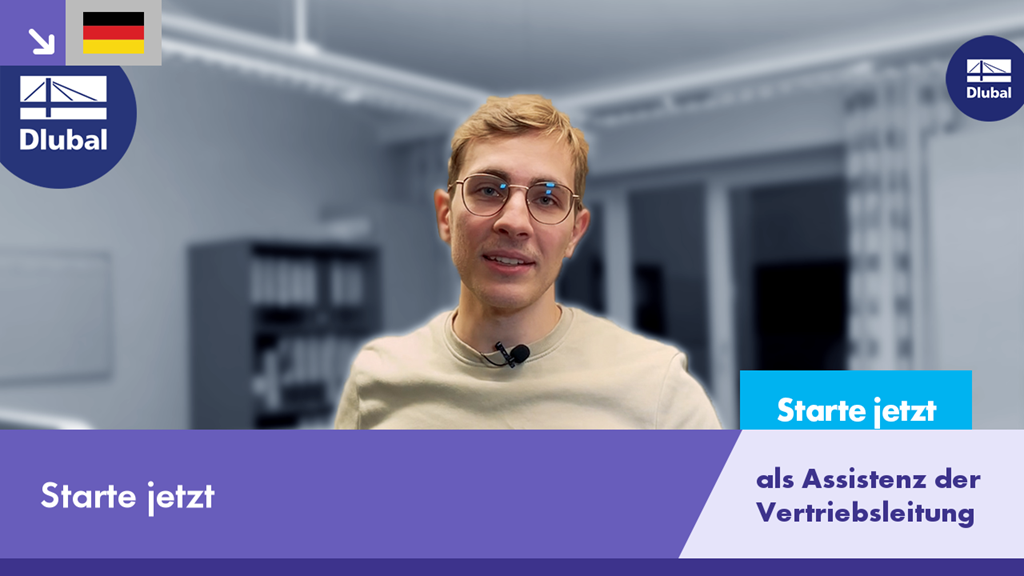 Eine Person am Arbeitsplatz mit Akten und Computer, bereit für eine Arbeitsaufgabe.