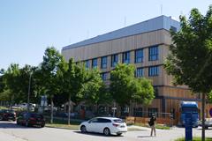 Moderne Architektur eines Laborgebäudes in Garching bei München, gestaltet mit Holzwerkstoffen.
