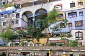 Bunte, geschwungene Linien: die Fassade des Hundertwasser Hauses in Wien.
