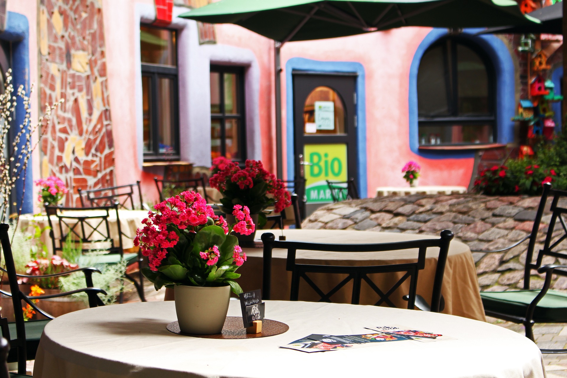 Ebenso beeindruckend: der Innenhof des Hundertwasserhauses in Magdeburg.