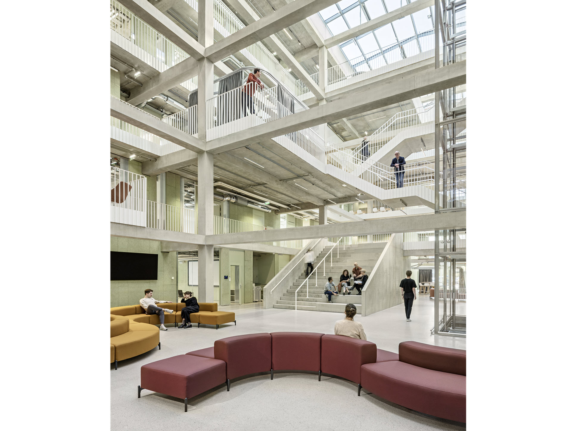 Innenraum Foyer mit Stahlbeton, Stahl und Glas, Fassade | querkraft Architekten ZT GmbH