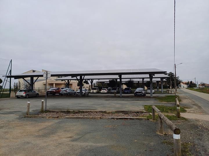 Photovoltaikdächer auf einem Parkplatz in der Vendée, die Sonnenenergie und Schatten für Fahrzeuge liefern