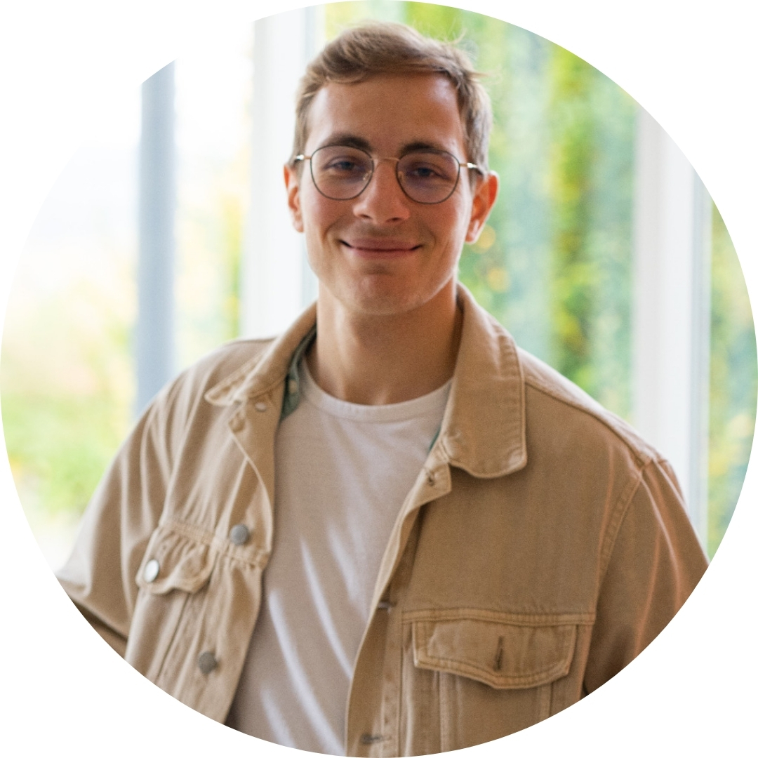 Porträtfoto des COO Daniel auf einem Banner mit Kontaktinformationen und E-Mail-Adresse.