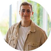 Porträtfoto des COO Daniel auf einem Banner mit Kontaktinformationen und E-Mail-Adresse.