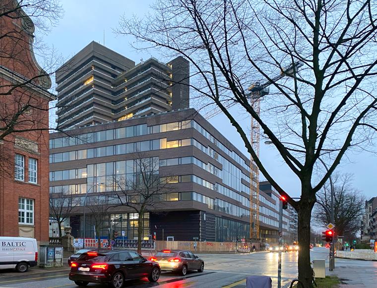 Neubau des Geomatikum in Hamburg, ein modernes Gebäude mit Glasfassade und städtischem Hintergrund.