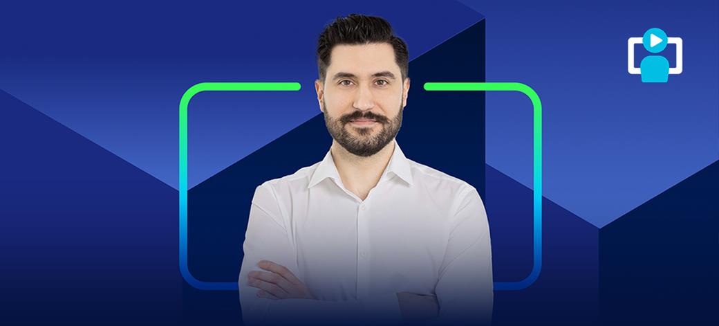 Dozent präsentiert Informationen während einer Online-Masterclass, mobile Ansicht.