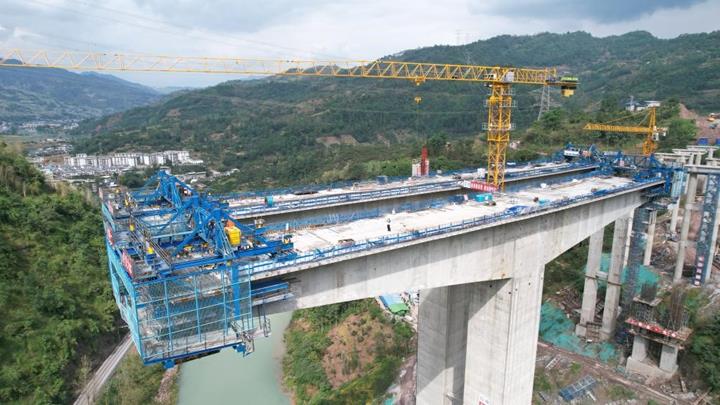Die Mabian River Bridge im Bau, begleitet von einem Vorbauwagen.
