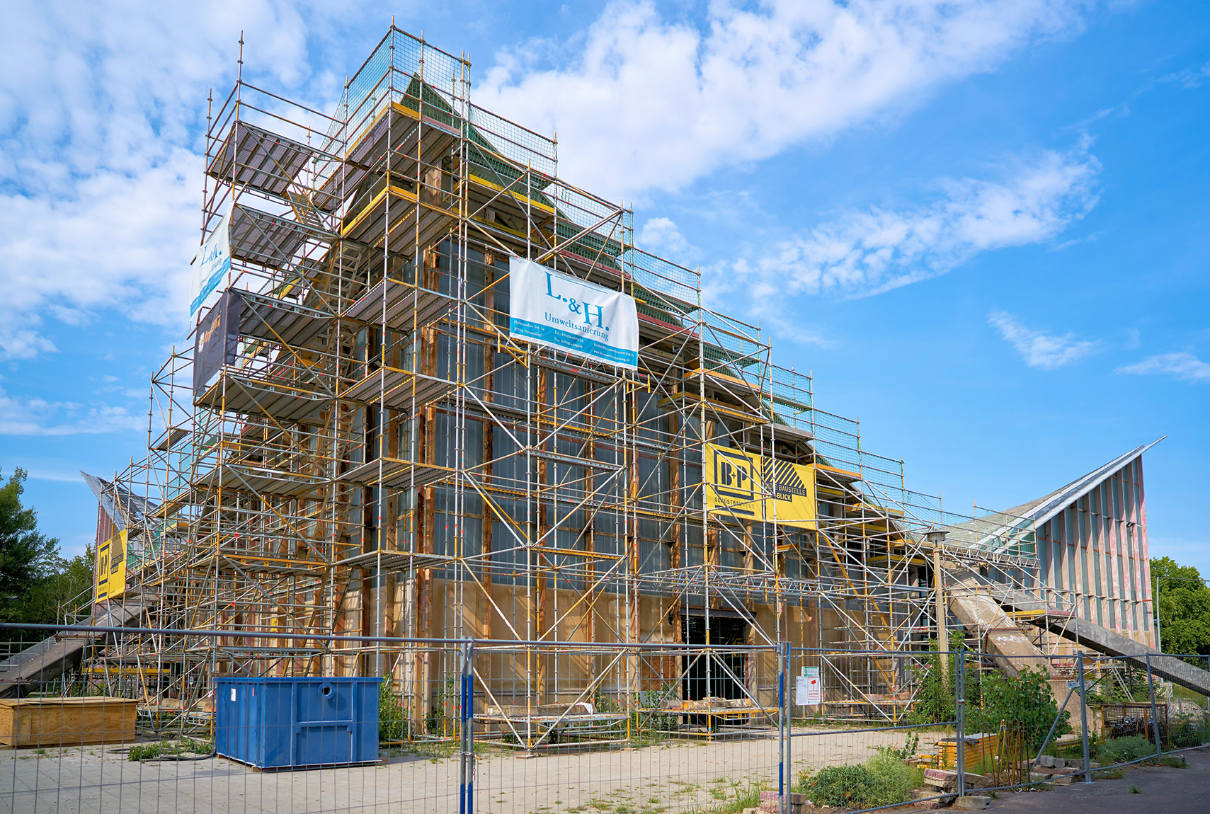 Die umfassend sanierte Hyparschale in Magdeburg zeigt die beeindruckende Architektur und den Fortschritt der Restaurierungsarbeiten deutlich.