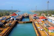Eindrucksvolle Schleuse im Panama-Kanal, dargestellt bei Tageslicht.