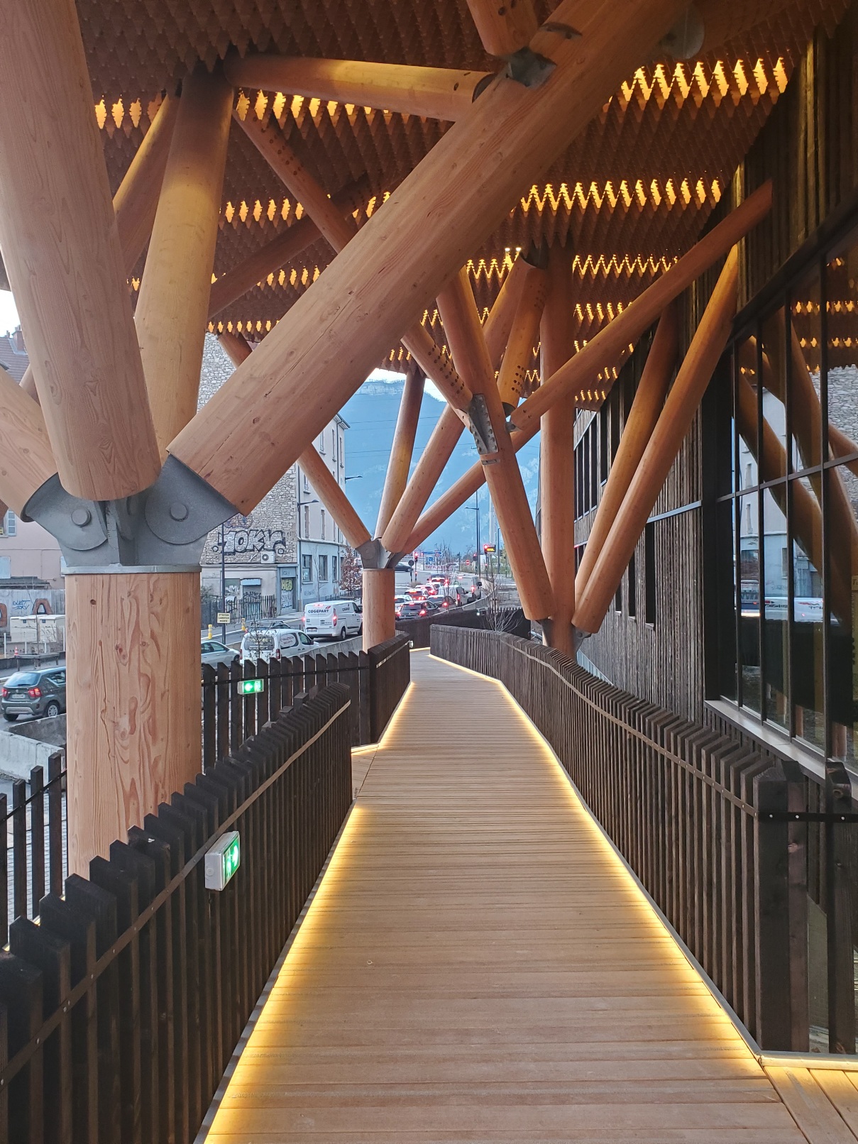 Zugangsrampe zum WOOD-Gebäude und Holzstützen, die den Westblock tragen | © CBS-Lifteam