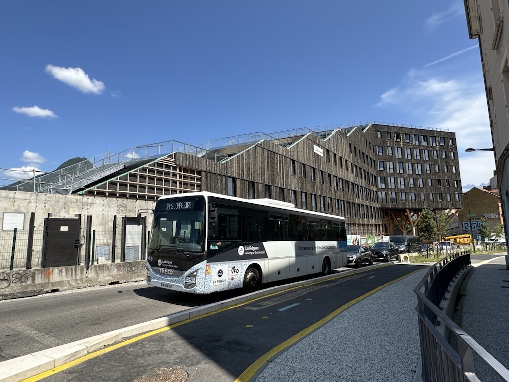 Bürogebäude im WOOD-Projekt aus der Straßenperspektive | © CBS-Lifteam