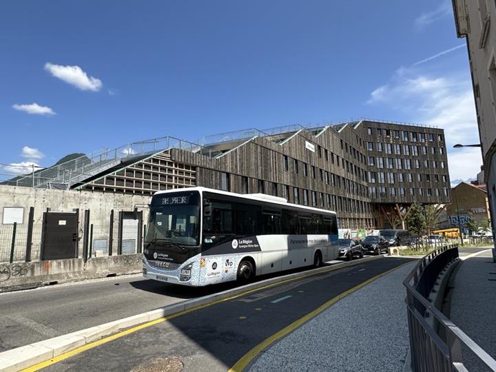 Bürogebäude im WOOD-Projekt aus der Straßenperspektive | © CBS-Lifteam