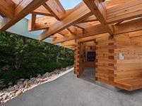Holz-Struktur von Wänden und Dach eines Servicegebäudes bei Torghatten. Blick auf den architektonischen Holzbau mit seiner besonderen Designsprache und strukturellen technischen Details.