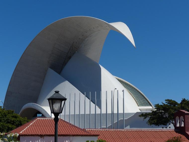 Das Auditorio de Tenerife in Spanien, entworfen von Santiago Calatrava, zeigt markante organische Formen.