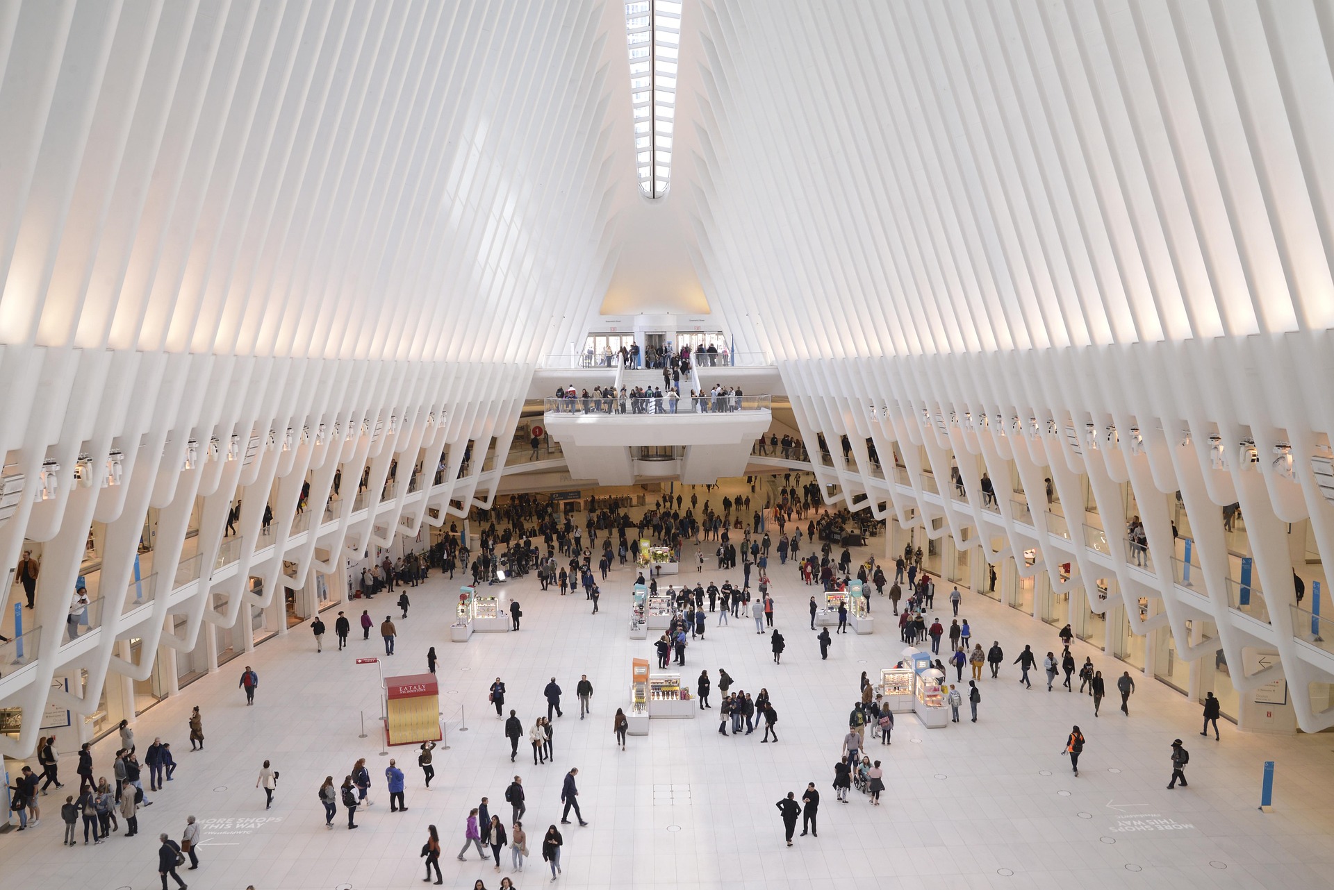 Innenansicht von "Oculus", der Haupthalle des Transportation Hubs im One World Trade Center, entworfen von Santiago Calatrava.