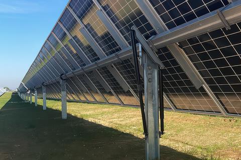 Einachsiger Solartracker mit gedämpften Enden in Sevilla, Spanien, der die Tragwerksplanung von Axial Structural Solutions zeigt.