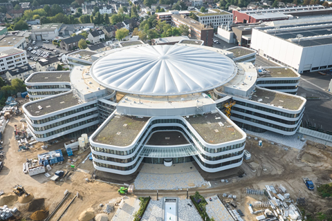 Die Dachkonstruktion verbindet die Gebäude im Innenhof und bietet Schutz auf dem SMS Campus in Mönchengladbach.