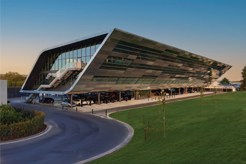 Der Bora Flagship Store in Herford zeichnet sich durch eine einzigartige „windförmige” Architektur aus. Er dient als Raum für Küchenausstellungen und Veranstaltungen.