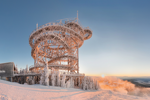 Foto der markanten Sky Walk-Konstruktion in Dolní Morava, gelegen an den Hängen des Králický Sněžník, mit Panoramablick.