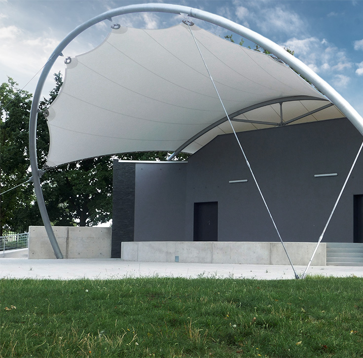 Ansicht des Amphitheaters Benedikt in Most mit architektonischen Gestaltungsmerkmalen und Bauelementen.