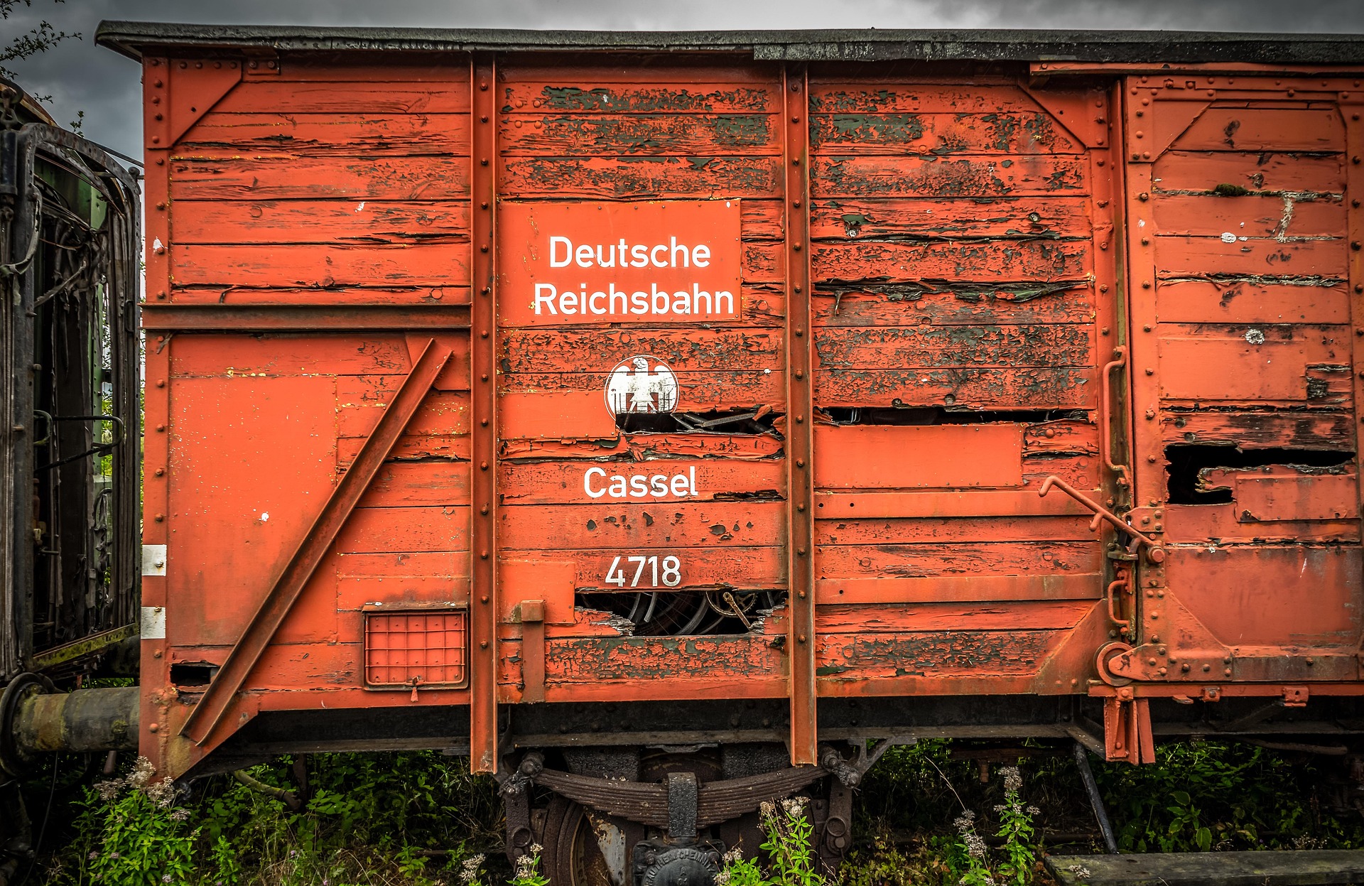 Ein nostalgischer Eisenbahnwagon der Deutschen Reichsbahn steht in Kassel vor einem Bahnhof oder einem Eisenbahnmuseum.