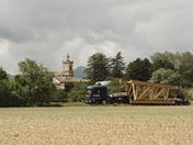 Transport eines Teils der Fußgängerbrücke durch Madergia.