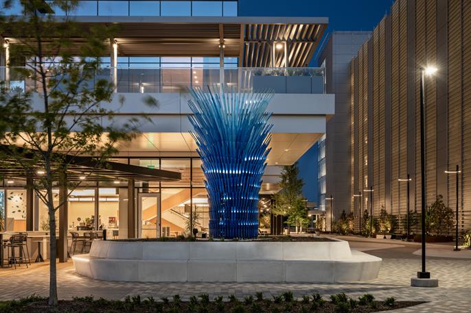 Kunstwerk "Bluebonnet" in Dallas, Texas aus Metallfassadenelementen.