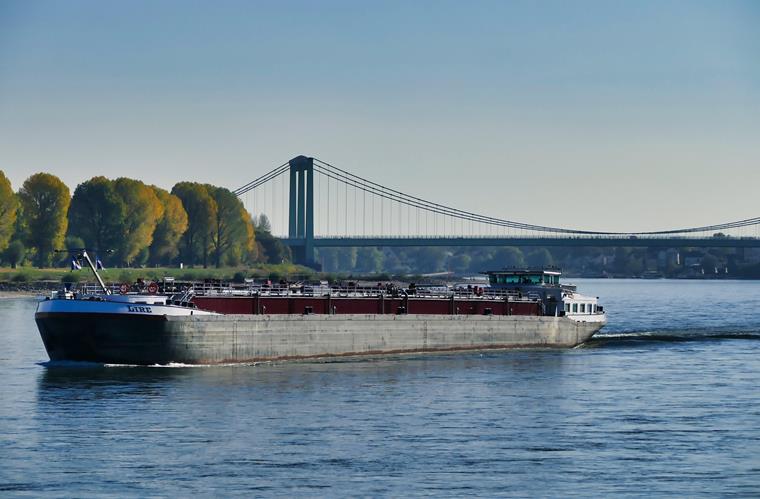 Rheinbrücke Köln-Rhodenkirchen von Fritz Leonhardt, eine moderne Schrägseilbrücke über den Rhein in Köln, Deutschland.