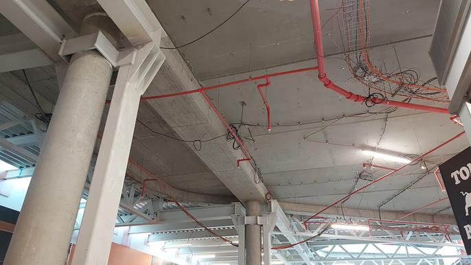 Überdachung des Durchgangs im Einkaufszentrum Westfield Černý Most mit zwei Leerräumen.