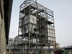 Stahlkonstruktion mit mehreren Silos zeigt industrielles Bauprojekt in der Ukraine.