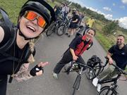 Mitglieder des Leipziger Teams auf einem Fahrradausflug in entspannter Atmosphäre.