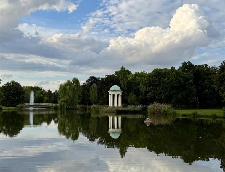 Pavillon im agra-Park Markkleeberg aus einer erhöhten Perspektive.