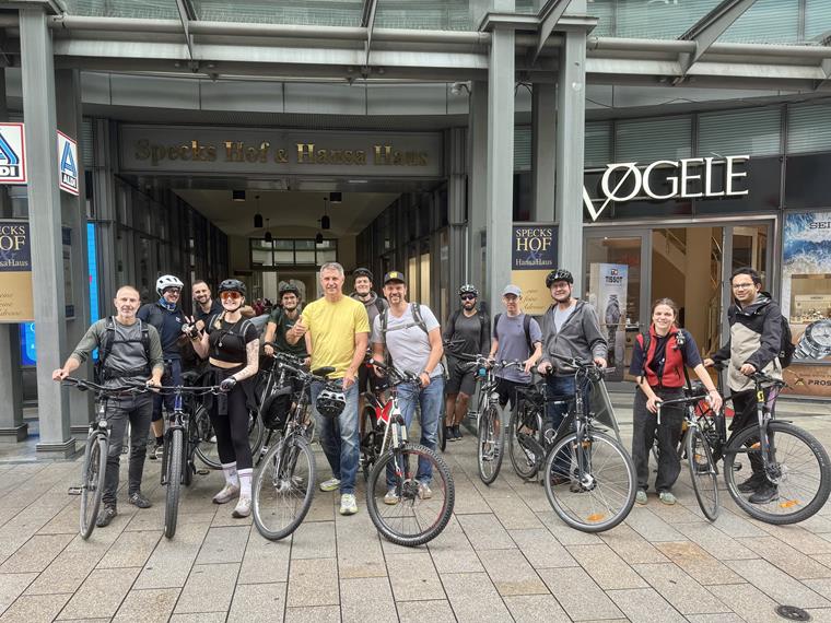 Das Team in der Leipziger Innenstadt vor den Büroräumen
