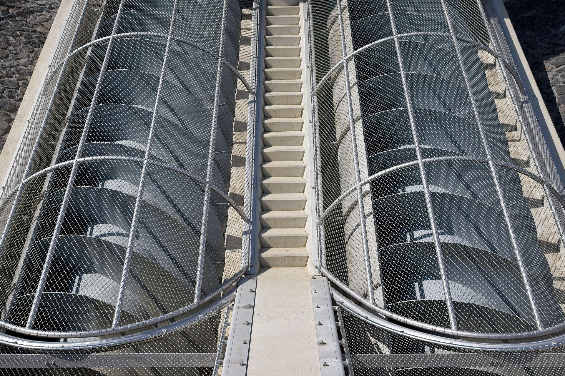 Detailansicht einer intelligenten Pumpstation mit komplexem Rohrsystem.