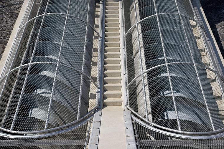 Detailansicht einer intelligenten Pumpstation mit komplexem Rohrsystem.